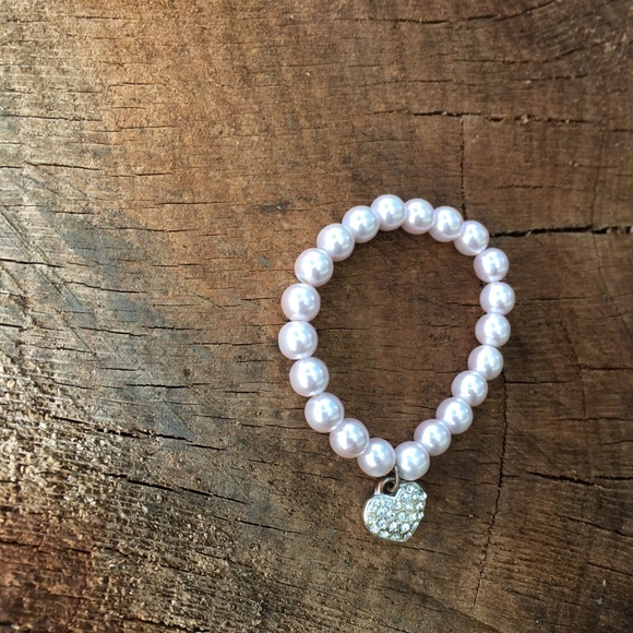 Artificial Pearls Bracelet with Heart Centerpiece - Picture 3 of 9